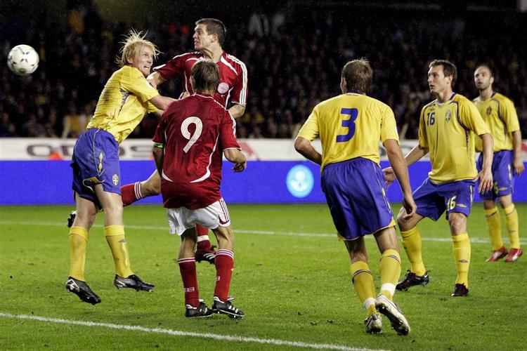 Blandt andre Daniel Agger og Jon Dahl Tomasson risikerer karantæne mod Spanien, hvis de får gult på onsdag. 
