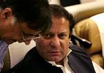 Inden Sharif kunne betræde pakistansk jord, var der et længere intermezzo i flyets kabine vedrørende hans pas samt om hans følge måtte gå med ham ud af flyet. 