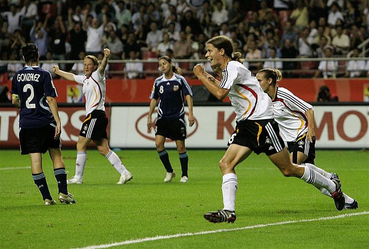 VM fik en målrig start, da Tyskland med 11-0 over Argentina vandt alle tiders største slutrundesejr. 