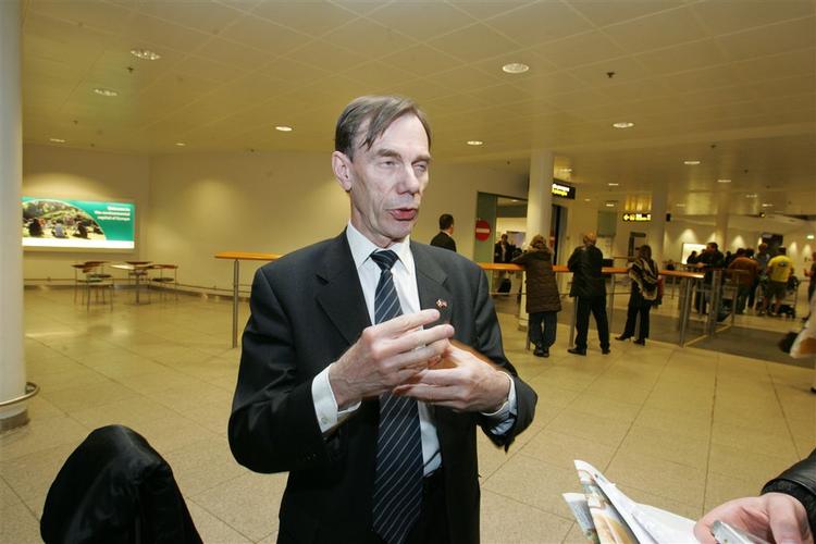 DF's medlem af Europaparlamentet, Mogens Camre, kalder det 'pinligt', at anti-islamister ikke kan få lov til at demonstrere i Bruxelles. 