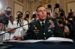 Petraeus venter på at fremlægge sin rapport. Først skulle hans mikrofon repareres, og demonstranter smides ud. 