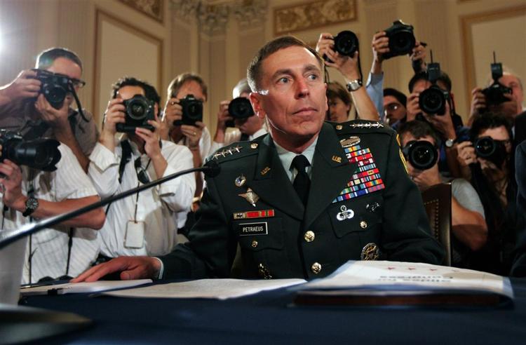 Petraeus venter på at fremlægge sin rapport. Først skulle hans mikrofon repareres, og demonstranter smides ud. 
