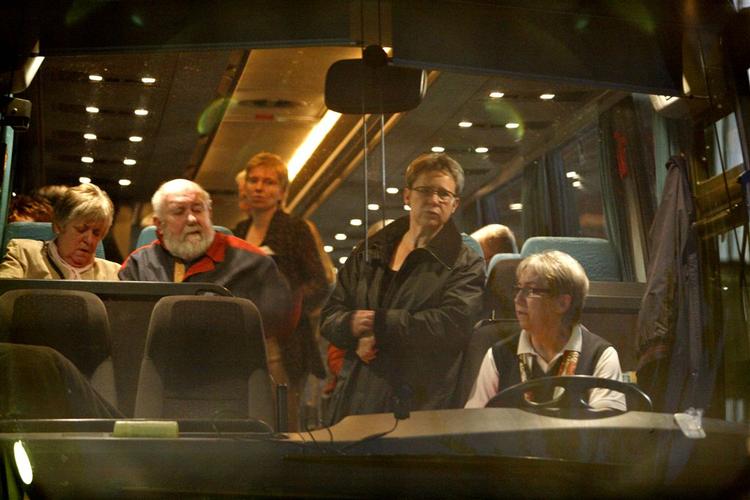 Pårørende til sømændene på Danica White venter i en bus, før de senere blev genforenet med de bortførte danskere. Politiet mener nu at kunne identificere kidnapperne. 