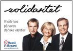Den smilende DF-trio på plakaterne for 'danske værdier' er blevet ødelagt af små skilte med teksten 'racist' henover Pia Kjærsgaards ansigt. 