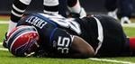 Kevin Everett ligger på banen efter den tackling, der endte med et brud på rygsøjlen for spilleren. 