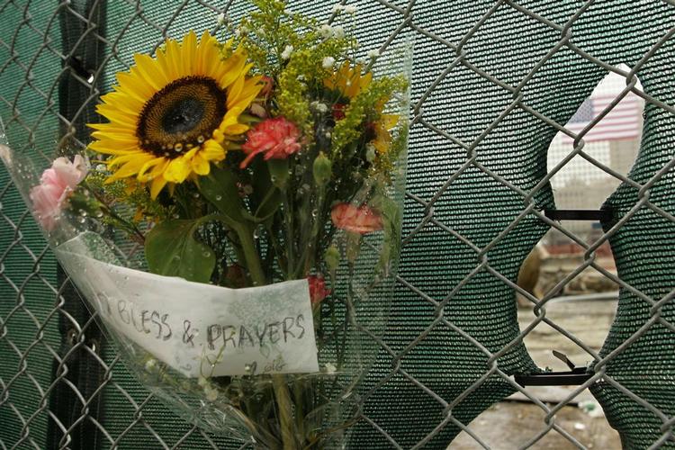 Blomster uden for den afskærmede byggeplads på Ground Zero. 