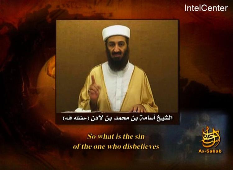 I en ny video fra al-Qaeda ses et stillbillede af Osama bin Laden med løftet hånd. 