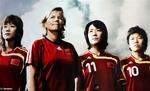 Den svenske landstræner Marika Domanski-Lyfors præger nogle af de kæmpe postere, der skal gøre kineserne opmærksomme på, at der er VM i kvindefodbold i landet de kommende tre uger. 