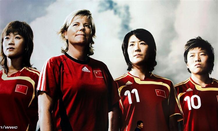 Den svenske landstræner Marika Domanski-Lyfors præger nogle af de kæmpe postere, der skal gøre kineserne opmærksomme på, at der er VM i kvindefodbold i landet de kommende tre uger. 
