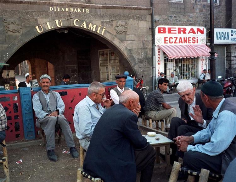 Gadebillede fra det kurdisk dominerede Diyarbakir, hvor retssagen mod 53 borgmestre er udsat. 