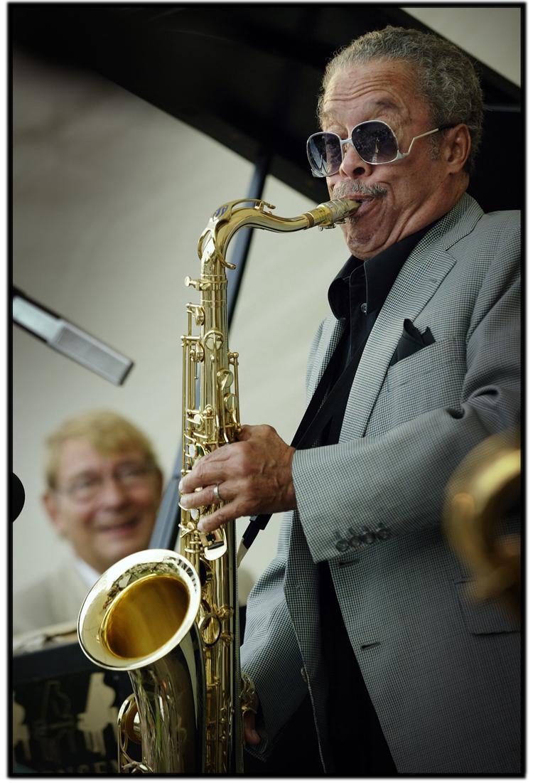 Johnny Griffin ved sin optræden i  Kongens Have i 2004. 