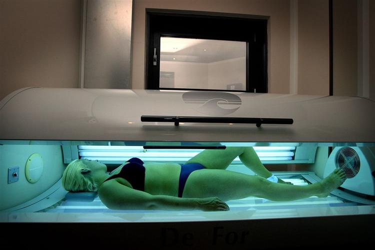 Unge går ofte i solarium og solbader gerne midt på dagen. 