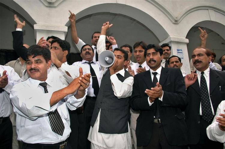 En gruppe pakistanske jurister demonstrerer imod udvisningen af den tidligere premierminister Nawaz Sharif. 