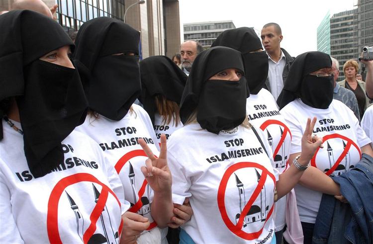 En demonstration mod islamisering af Europa forløb fredeligt, men50 på vej til demonstrationen blev anholdt. 