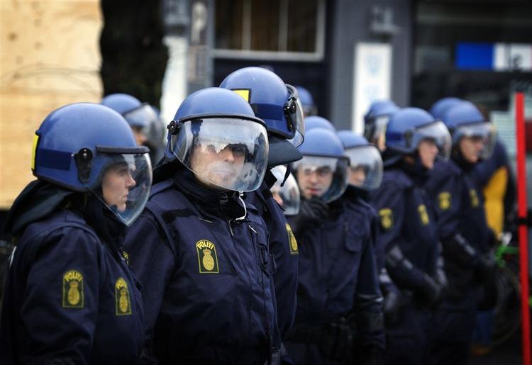 Anklagemyndigheden opgiver sag mod en gruppe anholdte efter Ungdomshus-urolighederne. 