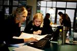 Mathilde Støvring og Sofie Wisborg læser til lærer på Frederiksberg Seminarium, hvor lærerarbejdstimerne er blevet skåret. 