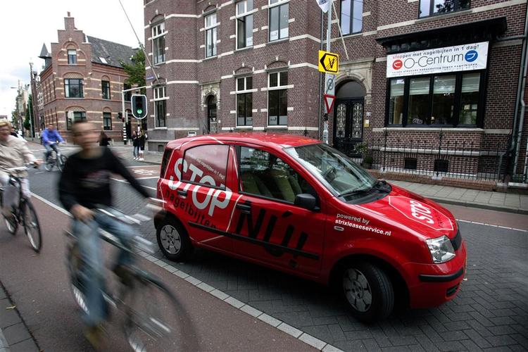 I den hollandske by Venlo kan man møde denne bil, som reklamerer for en ny klinik, som angiveligt får neglebidere til at droppe deres dårlige vane. 