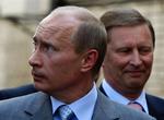Ruslands præsident Vladimir Putin (tv.) har opløst sin regering. Formentlig for at udnævne viceregeringsleder Sergej Ivanov til premierminister. 
