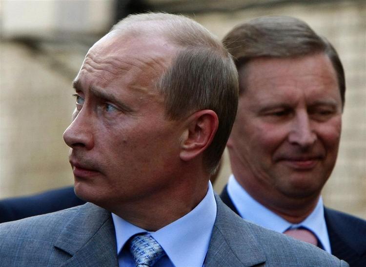 Ruslands præsident Vladimir Putin (tv.) har opløst sin regering. Formentlig for at udnævne viceregeringsleder Sergej Ivanov til premierminister. 