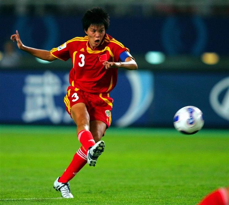 Anfører Li Jie kanonerer bolden direkte i mål til 1-0 på et frispark, der aldrig burde være dømt. 