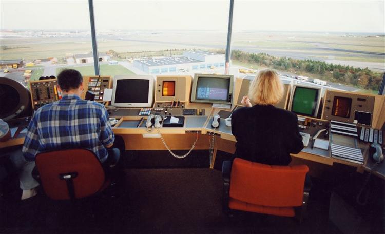 Her i tårnet registrerer flyvelederne  antallet af returneringer til Københavns Lufthavn. Arkivfoto. 