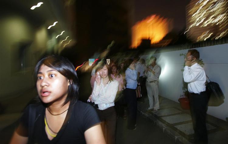 Indonesere forlader deres kontor i Jakarta efter det første efterskælv med en styrke på 7,9 richter ramte landet i går. 