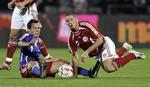 Liechtensteins Ronny Büchel takler Leon Andreasen. 