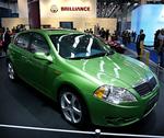 Kinesiske Brilliance blev her i sommer kendt for en helt katastrofal crashtest af modellen BS6, der er på størrelse med en VW Passat. I Frankfurt var der premiere på en ny, mere kompakt model: BS 2. Om sikkerheden er forbedret vides ikke. 
