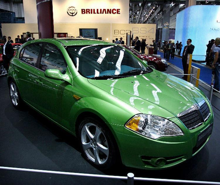 Kinesiske Brilliance blev her i sommer kendt for en helt katastrofal crashtest af modellen BS6, der er på størrelse med en VW Passat. I Frankfurt var der premiere på en ny, mere kompakt model: BS 2. Om sikkerheden er forbedret vides ikke. 