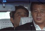 Shinzo Abe på bagsædet af den bil, der i går fragtede ham til sygehuset. 
