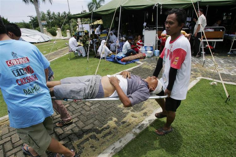 I alt ni er døde og 49 meldt savnet, efter et jordskælv på 8,4 på Richterskalaen og to kraftige efterskælv ramte Sumatra i Indonesien. 
