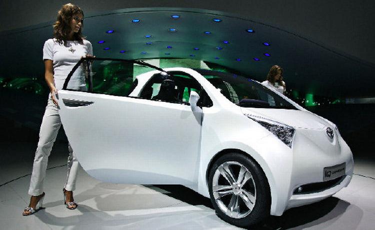 Toyota iQ Concept måler 2,98 meter. Den kunne være klar om ca. tre år, hvis Toyota beslutter sig hurtigt. 
