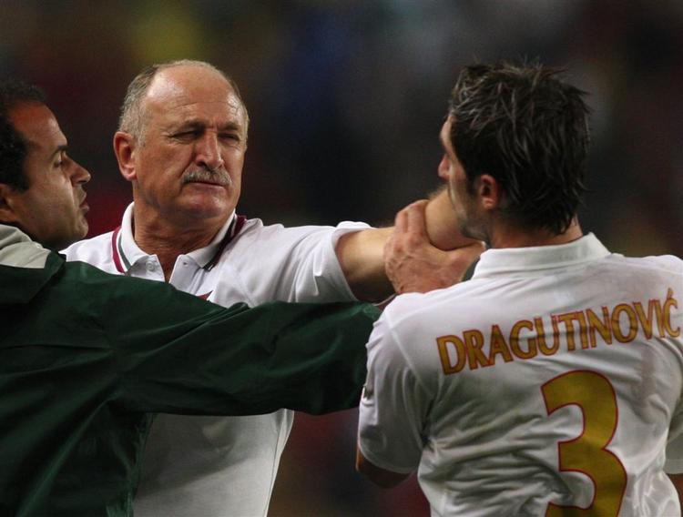 Den ramte altså ikke helt, den lige venstre Luiz Felipe Scolari sendte af sted mod Ivica Dragutinovic. 