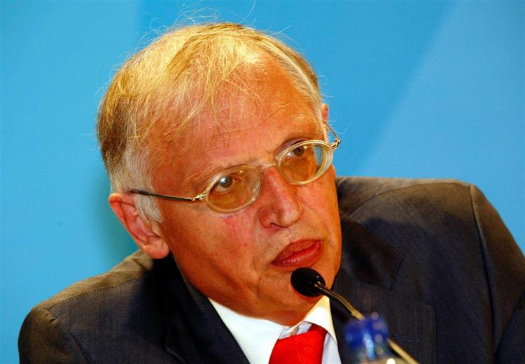 Den 62-årige kommissær Günter Verheugen har det hårdt i disse dage. 