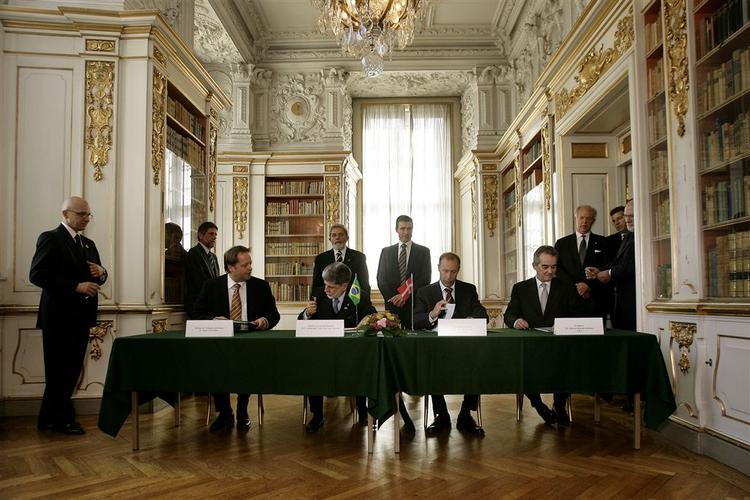 Bio-ethanol aftalen underskrives. I baggrunden står Brasiliens præsident Luiz Inácio Lula da Silva og Anders Fogh Rasmussen (V. 