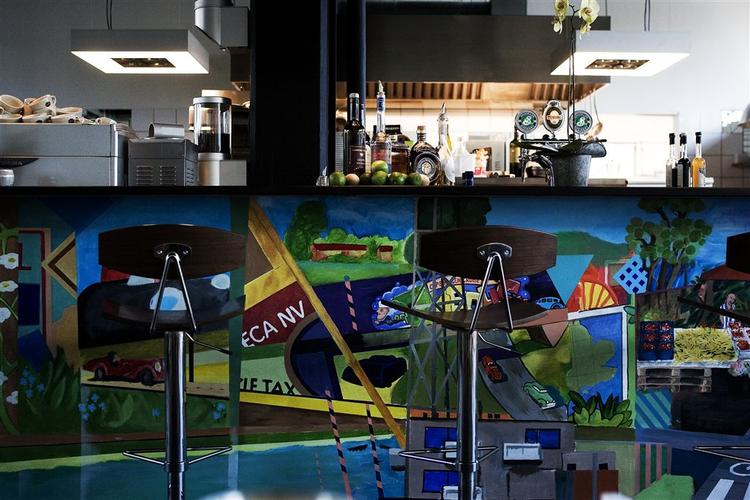 Den helt nyåbnede restaurant Tribeca NV har sammen med lyse etagebyggerier og skaterhalgivet Nordvest en tiltrængt ansigtsløftning. 