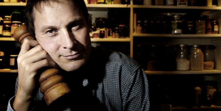 Claus Meyer er ivrig fortaler for de gode råvarer. Over for Djævlens Advokat konstaterer han, at han ikke gider at lave kogebøger til folk, der står nede i Aldi.  Foto: Kåre Viemose 