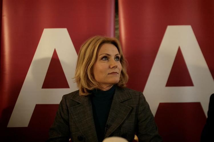 Socialdemokraternes formand, Helle Thorning-Schmidt, vil skære ned på bureaukratiet i det offentlige for at skaffe flere hænder til arbejdet med velfærd. 