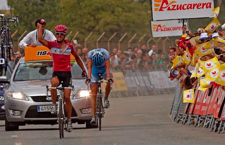 Tyske Andreas Klier jubler over sejren på 13. etape af den spanske rundtur. 