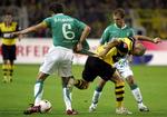 Daniel Jensen (th) spillede hele kampen i en Werder-nedtur mod Dortmund. 