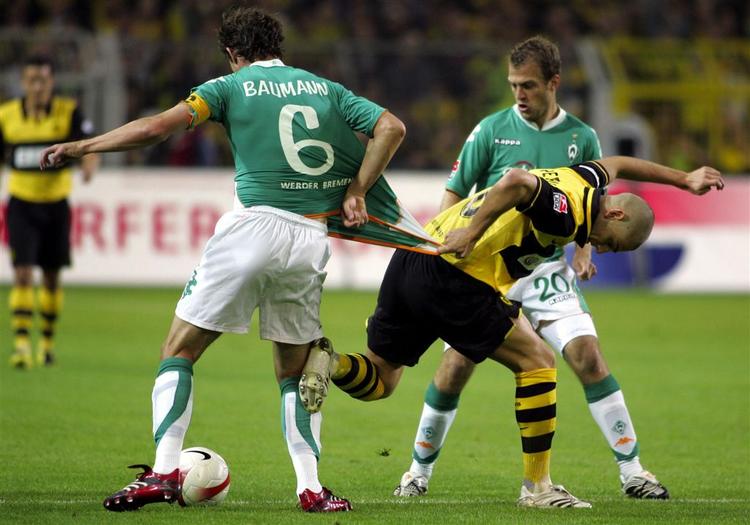 Daniel Jensen (th) spillede hele kampen i en Werder-nedtur mod Dortmund. 
