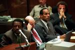 O. J. Simpson, nr. to fra højre, under retssagen i 1995, hvor han var tiltalt for dobbelt mord. 
