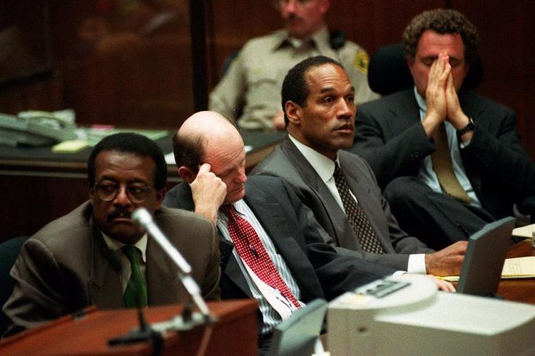 O. J. Simpson, nr. to fra højre, under retssagen i 1995, hvor han var tiltalt for dobbelt mord. 