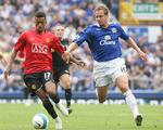 Manchester Uniteds Patrice Evra(t.v.) og Evertons Phil Jagielka i kamp om bolden i dagens opgør mellem Everton og Manchester United på Goodison Park. 