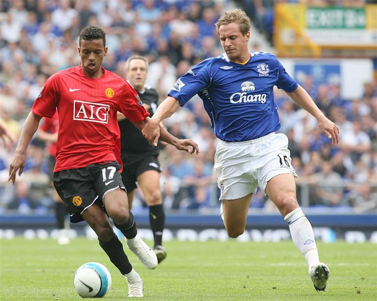 Manchester Uniteds Patrice Evra(t.v.) og Evertons Phil Jagielka i kamp om bolden i dagens opgør mellem Everton og Manchester United på Goodison Park. 