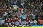 Arsenals Emmanuel Adebayor jubler efter sit udlignende mål mod Tottenham. 