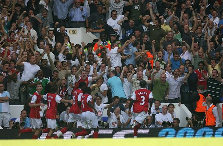 Arsenals Emmanuel Adebayor jubler efter sit udlignende mål mod Tottenham. 