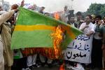 Pakistanere brænder svensk flag under demonstration mod muhammedtegning. 