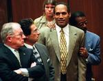 O. J. Simpson, nr. 2 fra højre, da han i 1995 bliver frikendt for dobbeltmord. 
