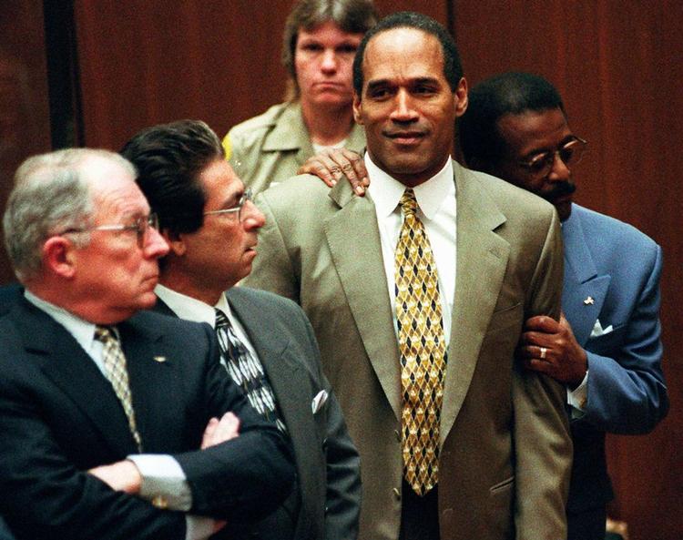 O. J. Simpson, nr. 2 fra højre, da han i 1995 bliver frikendt for dobbeltmord. 